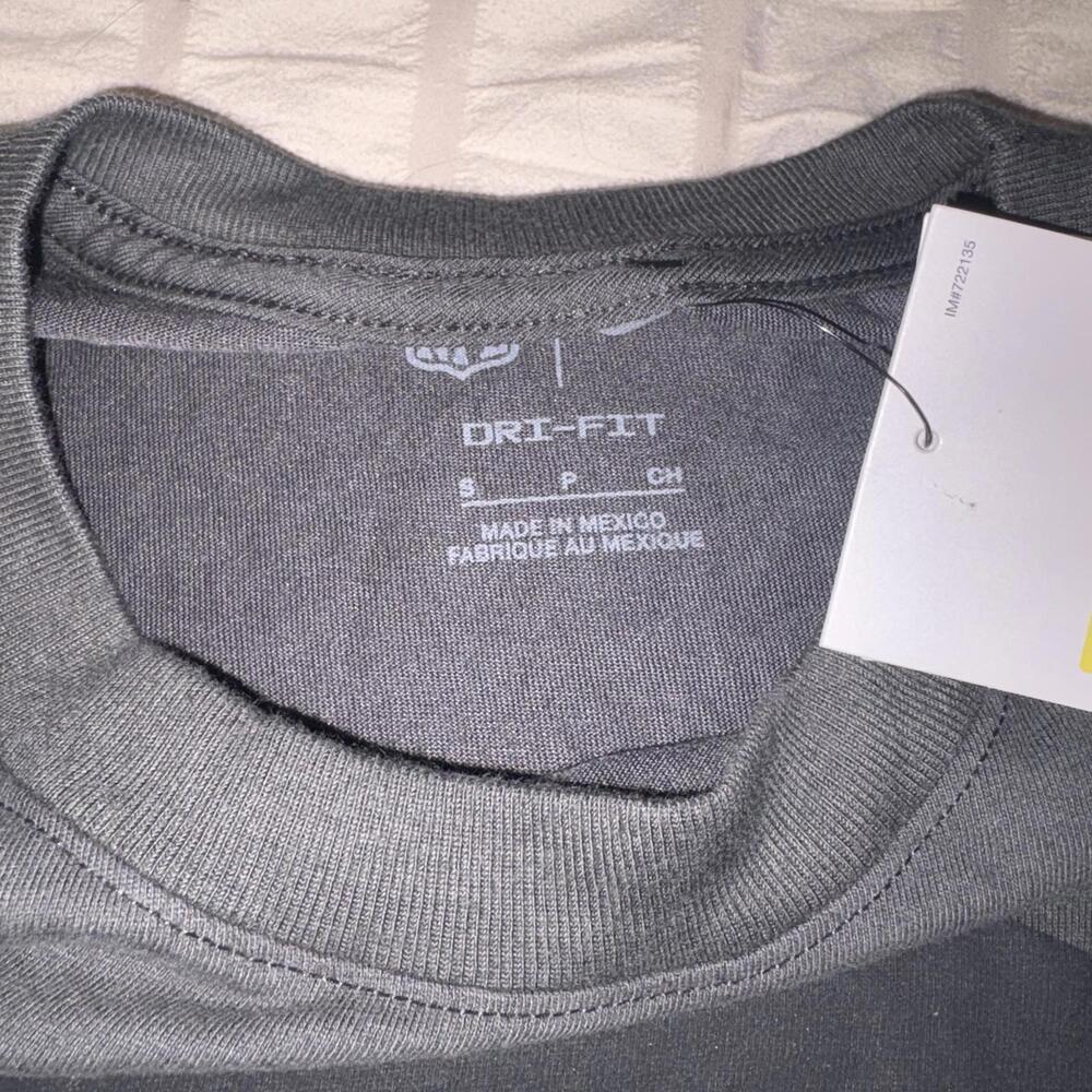 Nike New England Patriots New Long Sleeve NfL Mens Small T-Shirt Dri-Fit Go Pats - Picture 6 of 6
